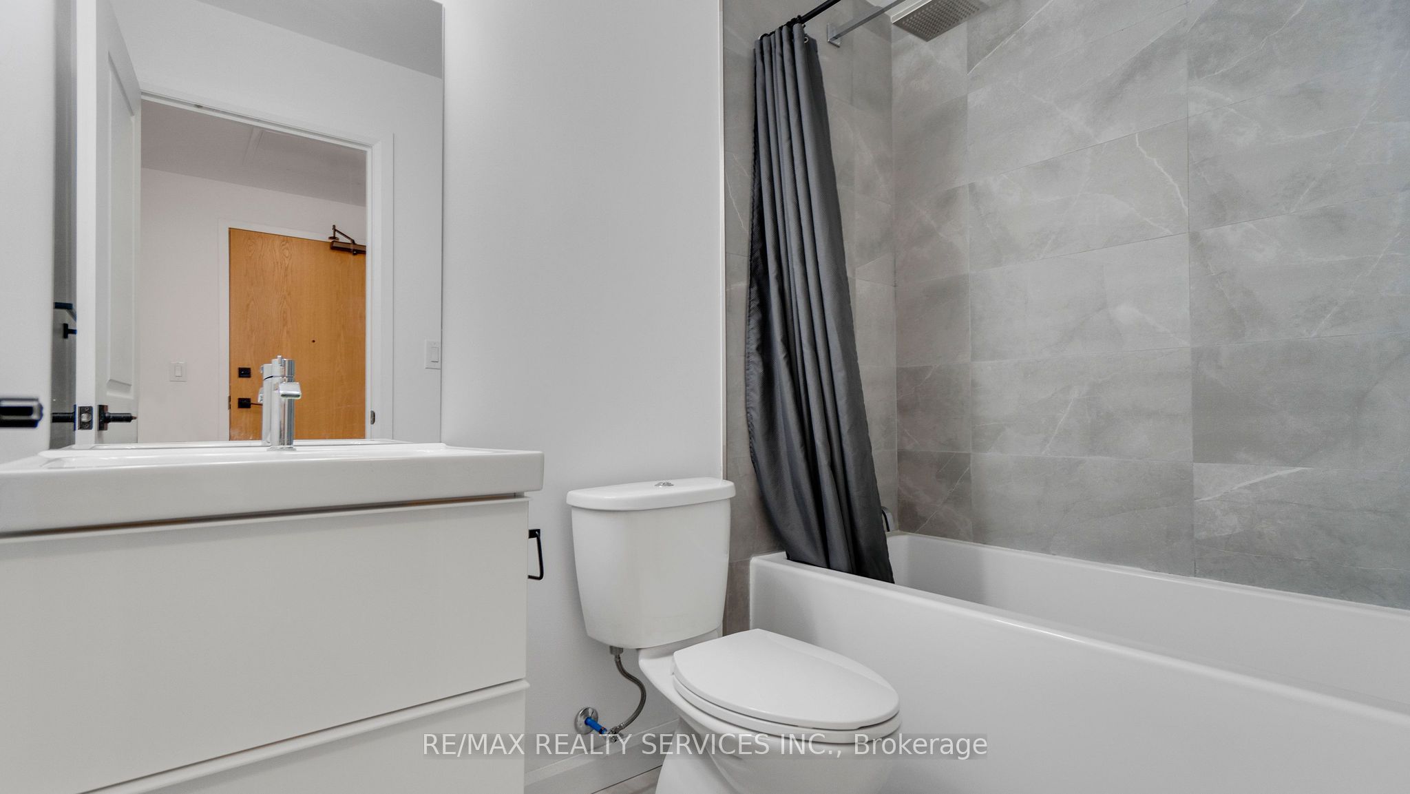 #811 - 7 Erie Avenue Property Photo 16