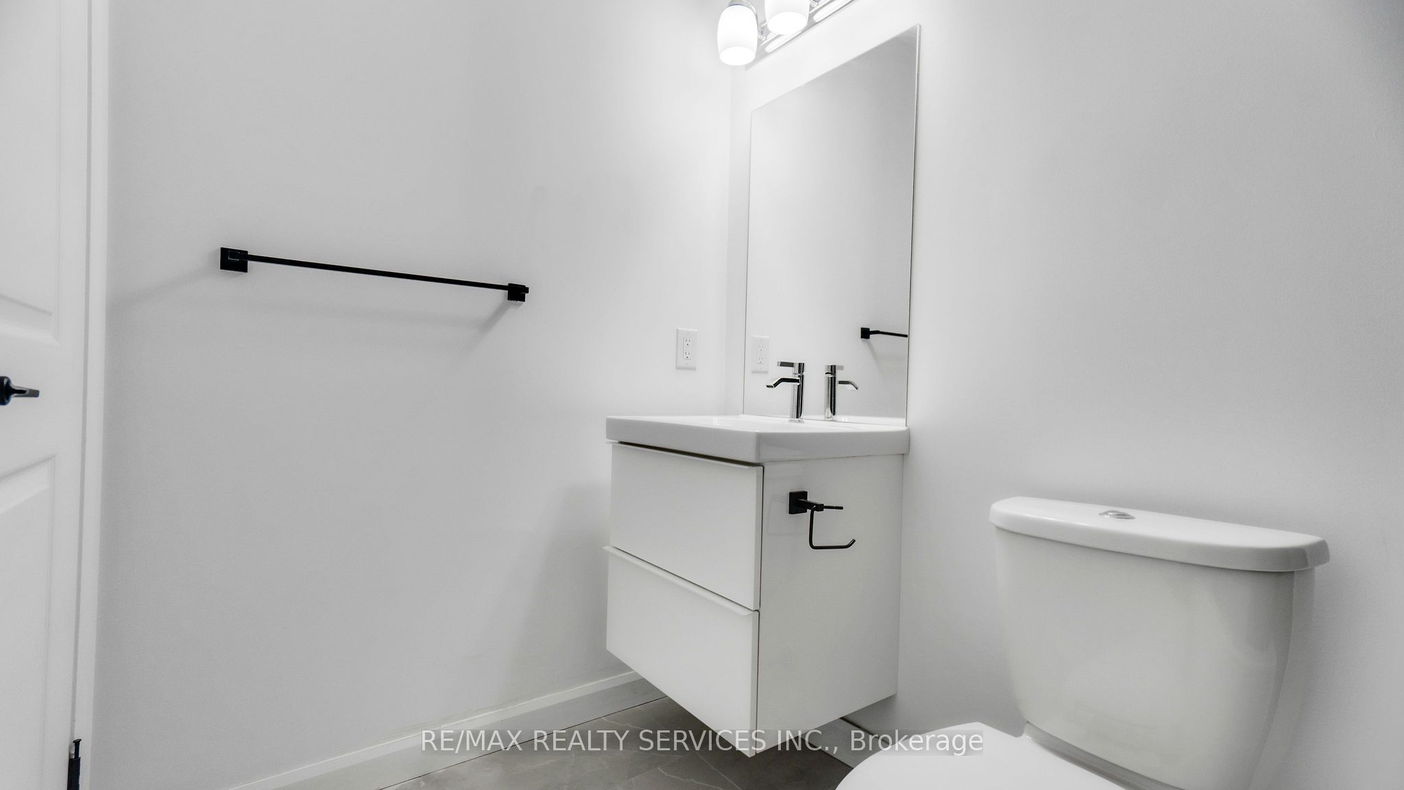 #811 - 7 Erie Avenue Property Photo 17