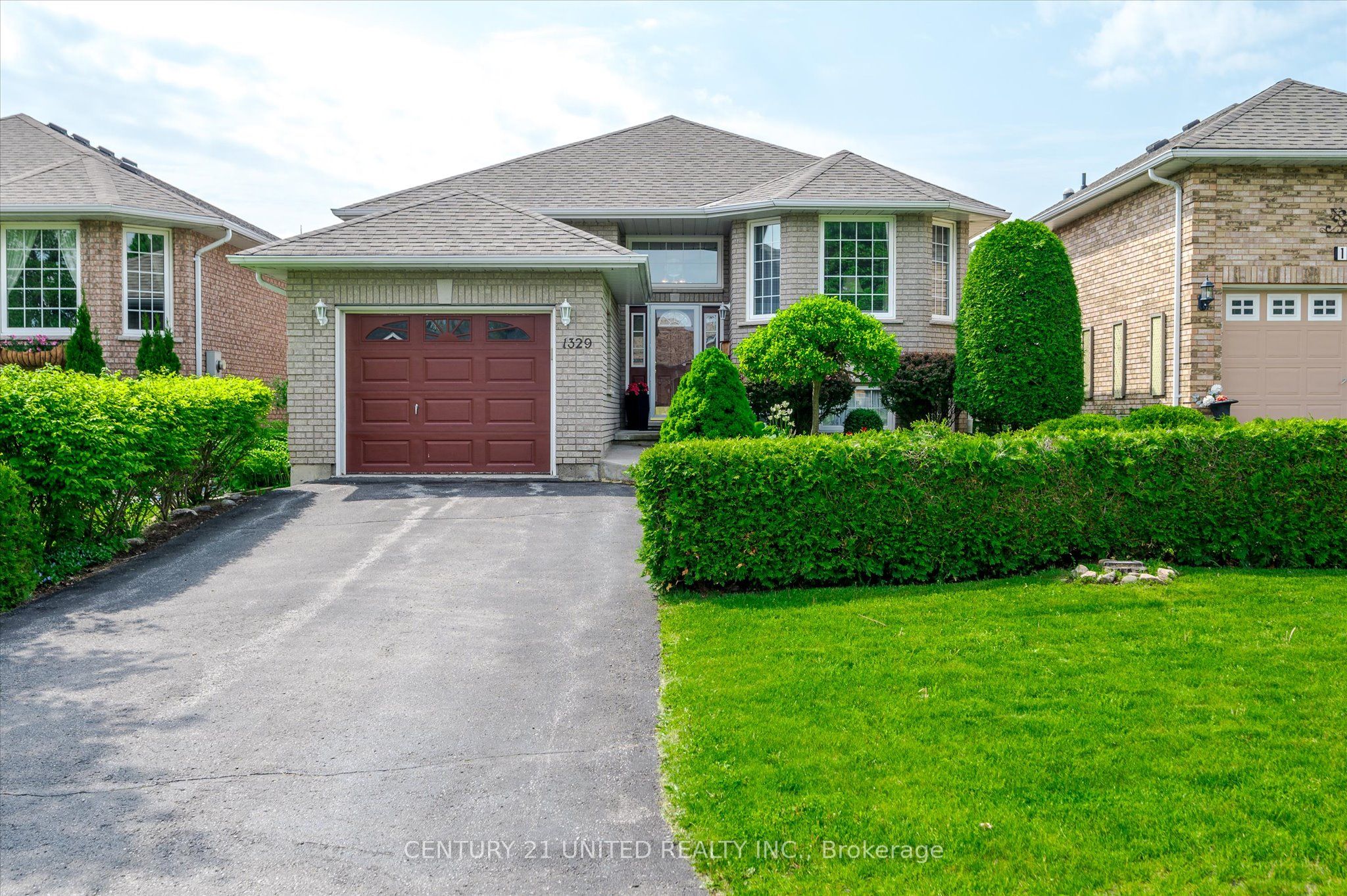 1329 White Crescent Property Photo 1
