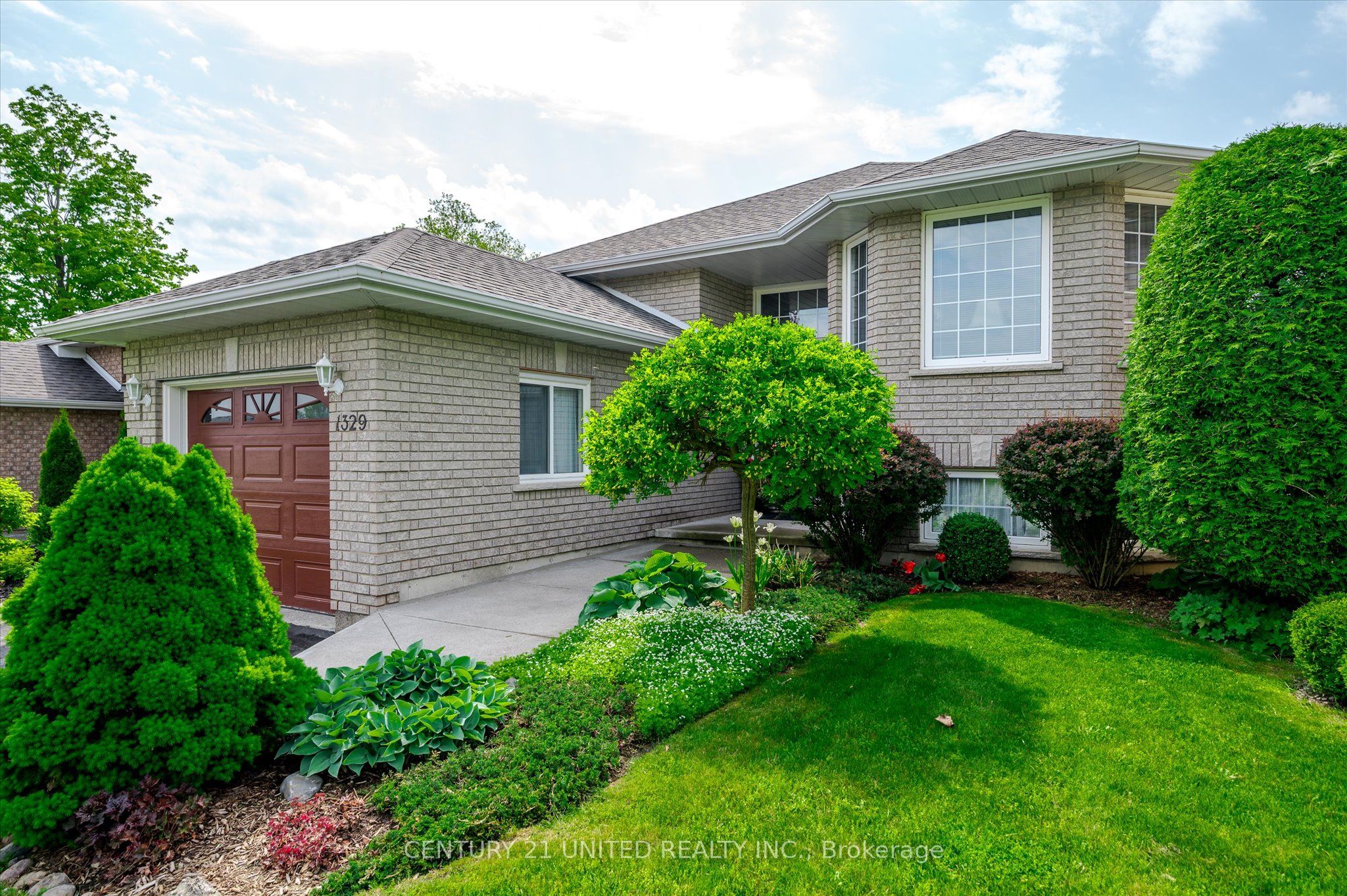 1329 White Crescent Property Photo 3