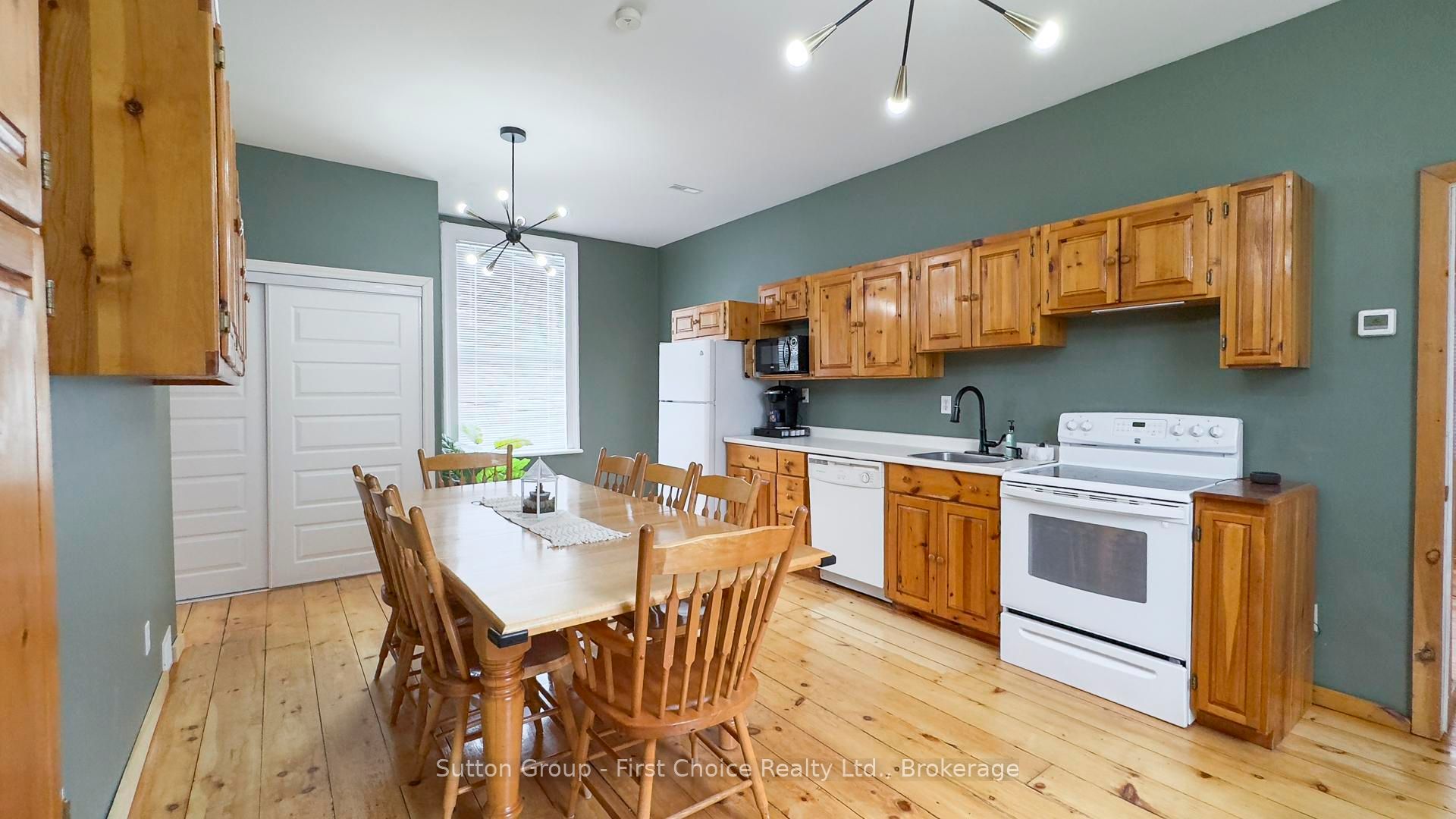 162 Wellington Street S Property Photo 33