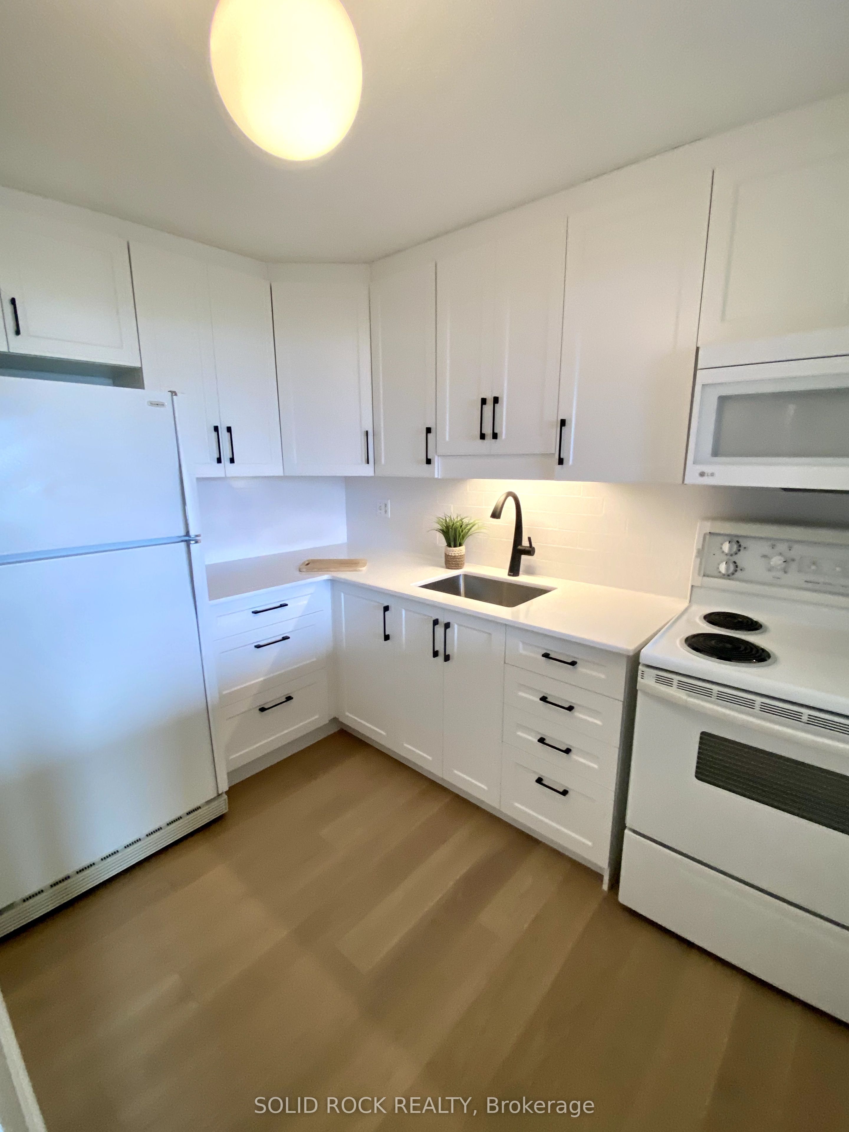 #902 - 3100 Carling Avenue Property Photo 17