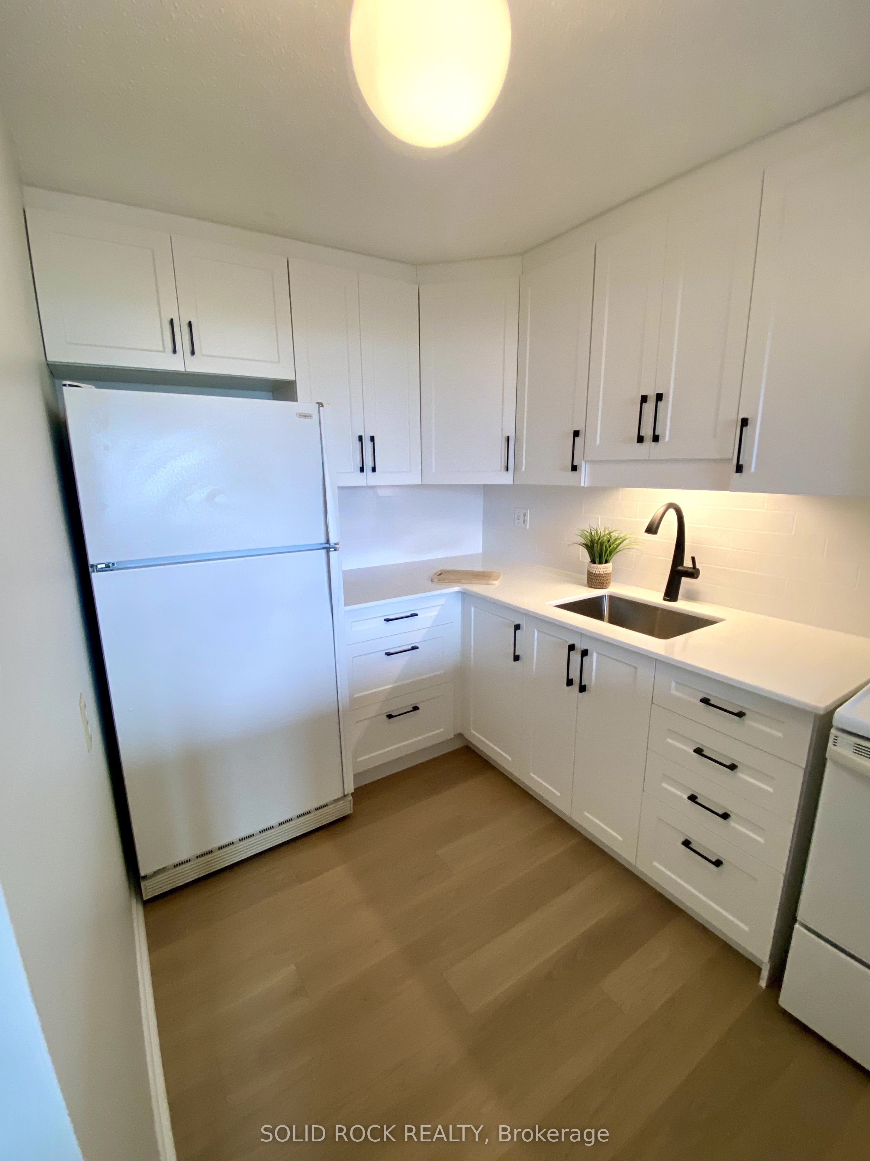 #902 - 3100 Carling Avenue Property Photo 18