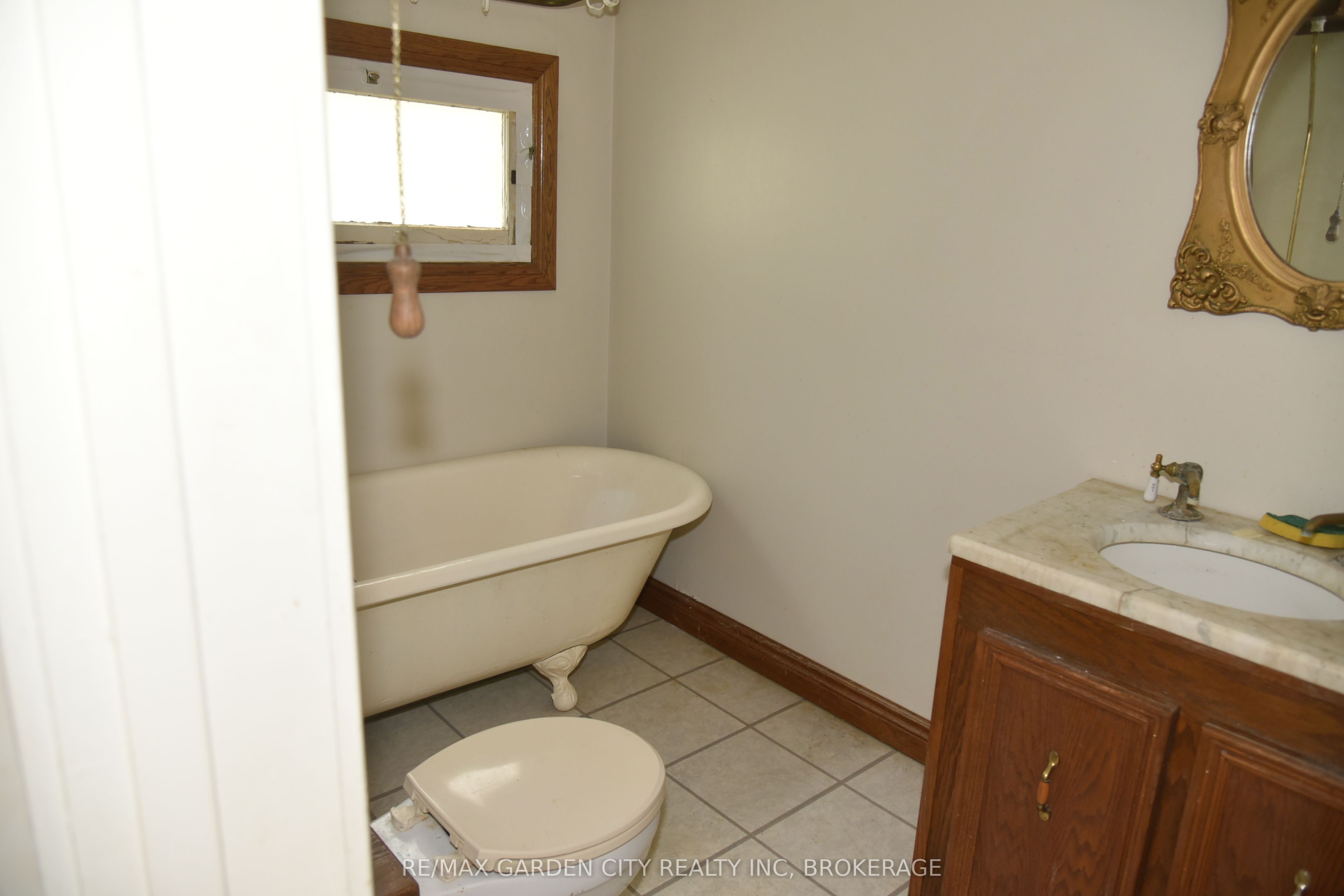 156 Division St Property Photo 42