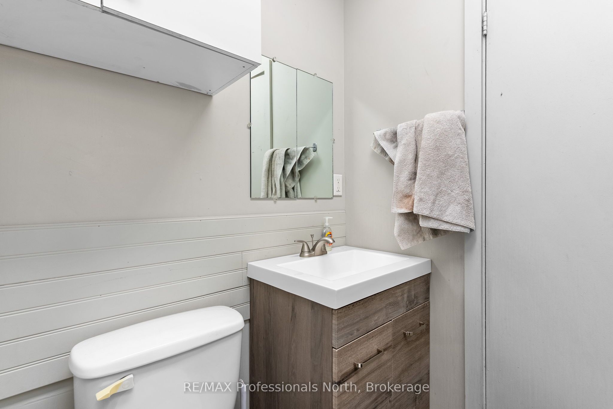 68 Main St E Property Photo 16