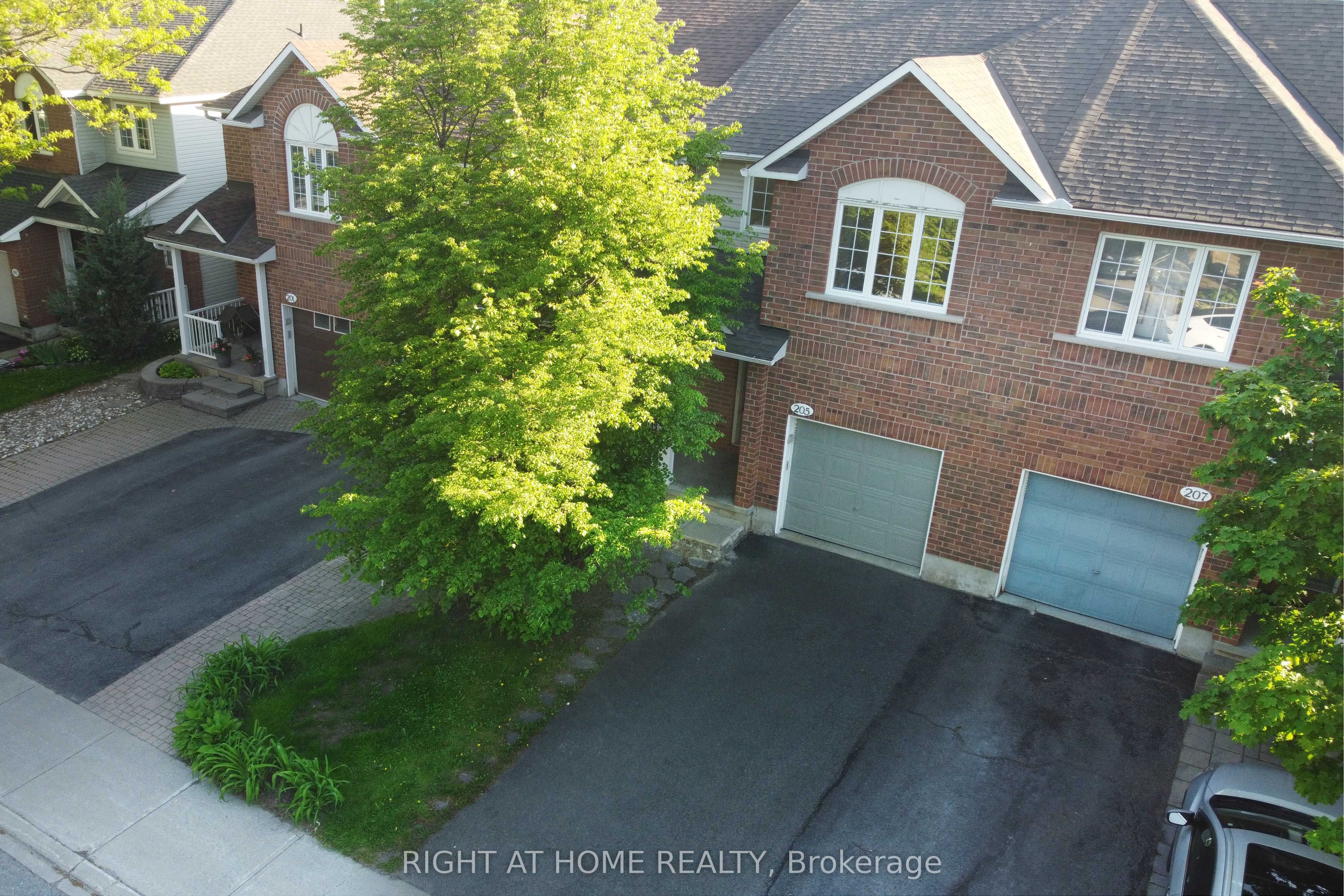 205 Gray Crescent Property Photo 2