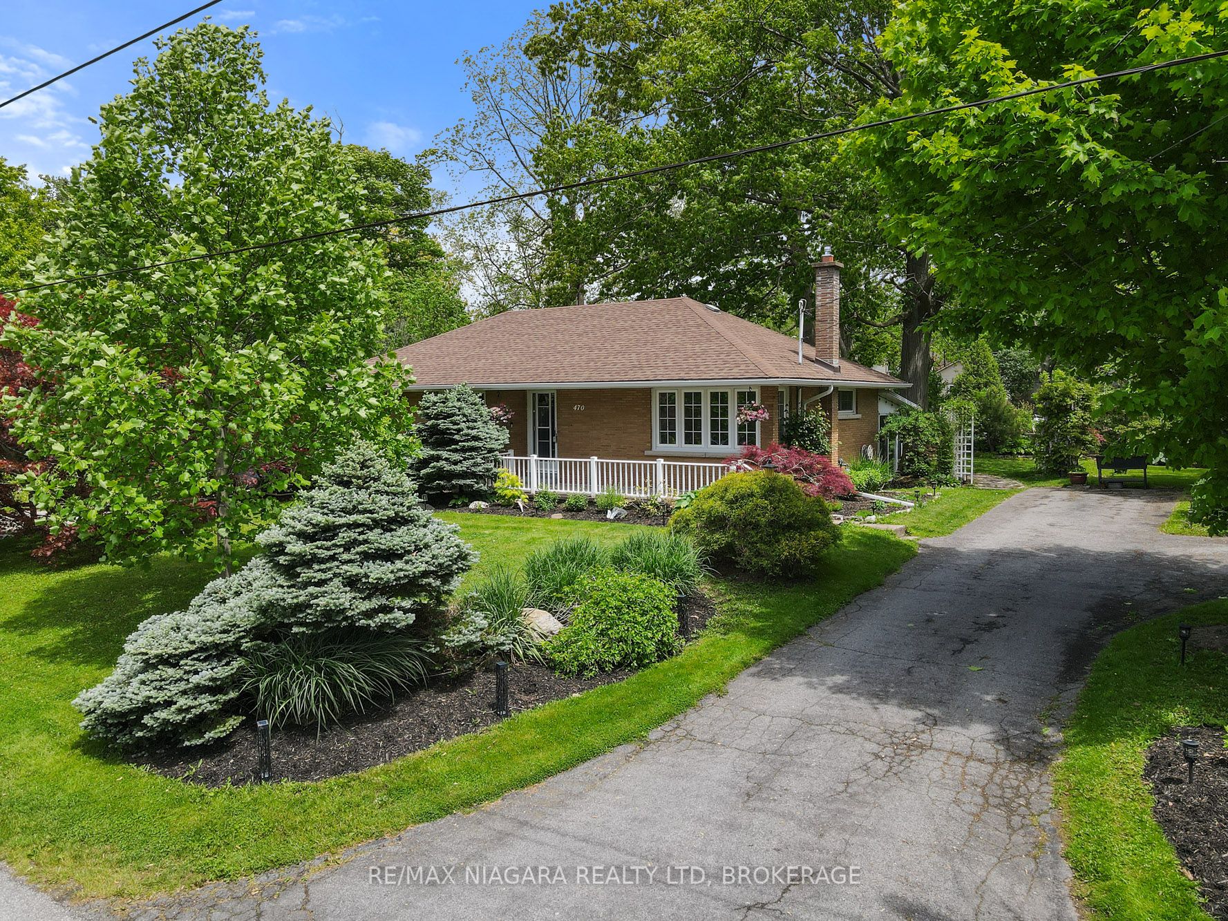 470 Glenwood Drive E Property Photo 1