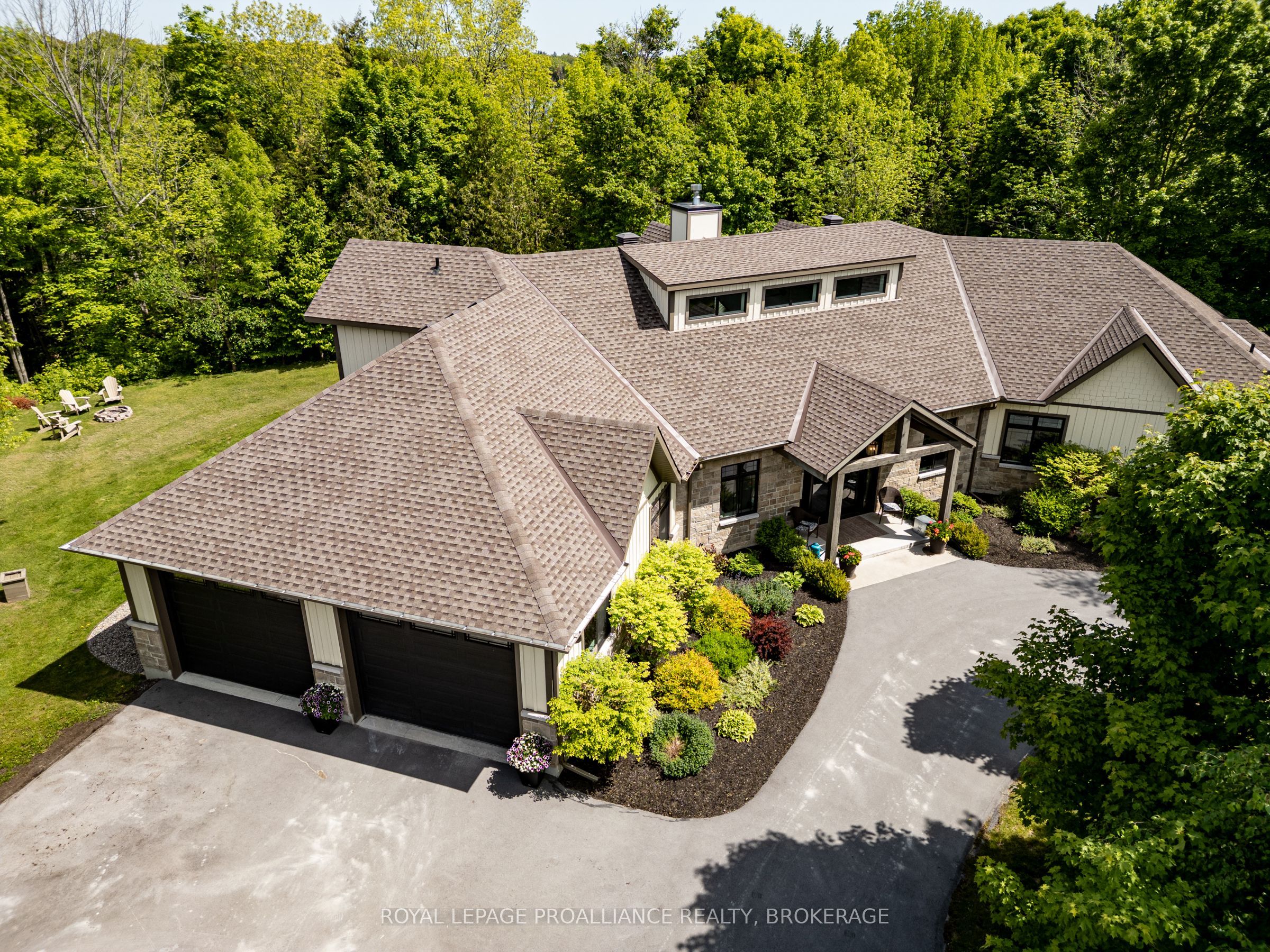 #15 - 1096 Applewood Lane Property Photo 1