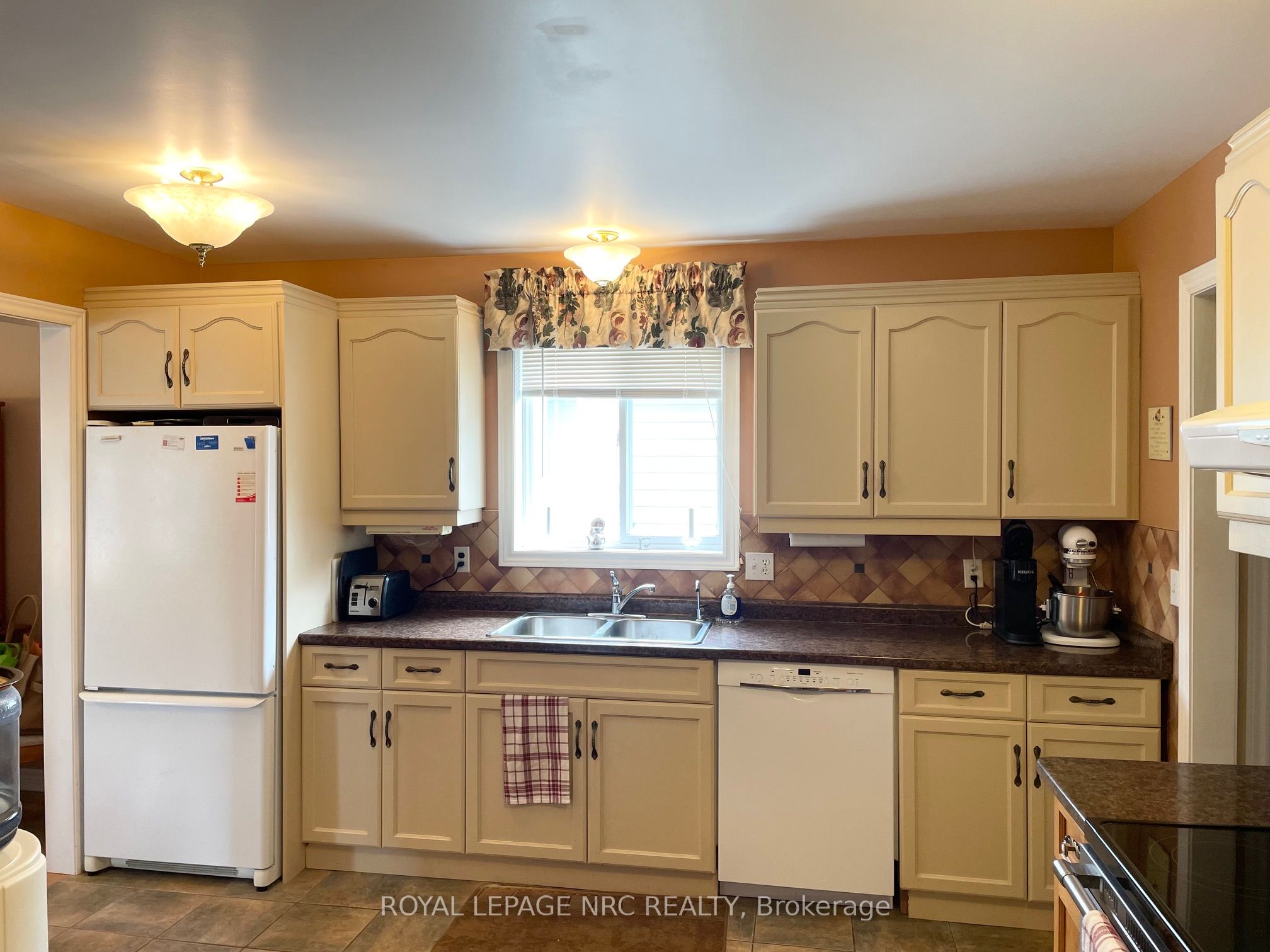 484 Balsam Street Property Photo 11
