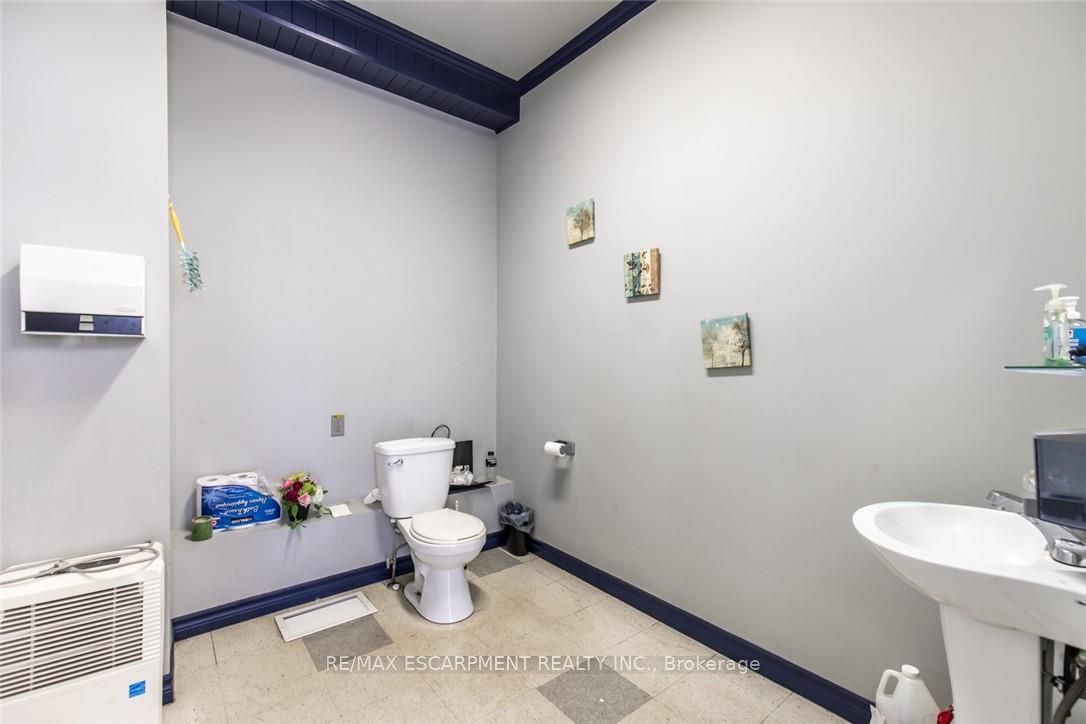 2340 King St E Property Photo 14