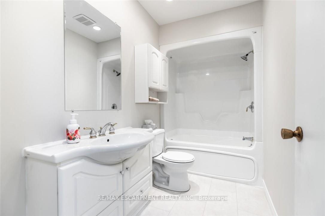 2340 King St E Property Photo 38