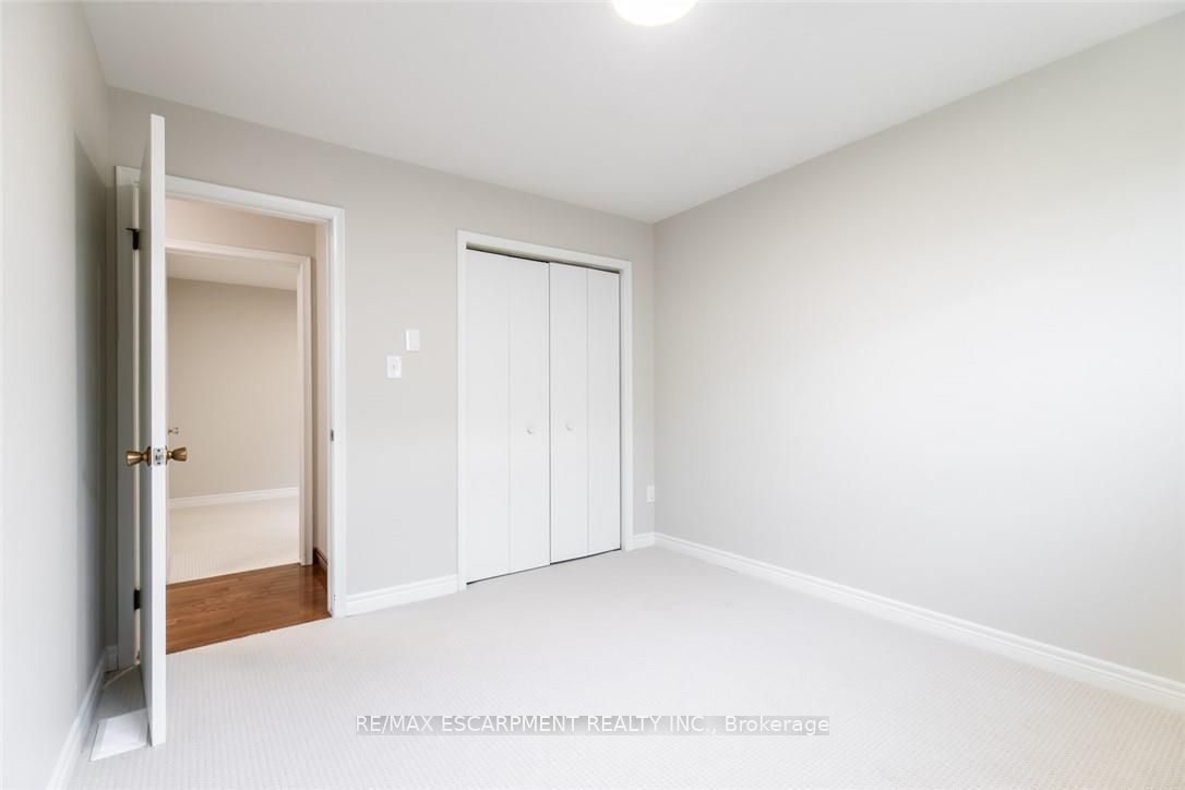 2340 King St E Property Photo 39