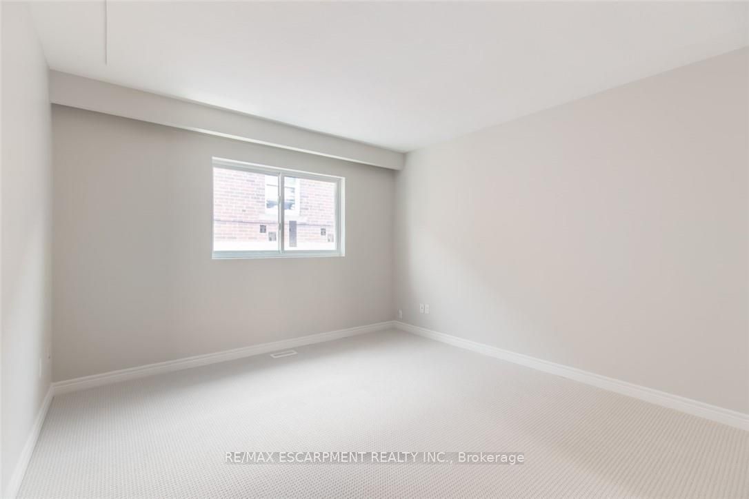 2340 King St E Property Photo 46
