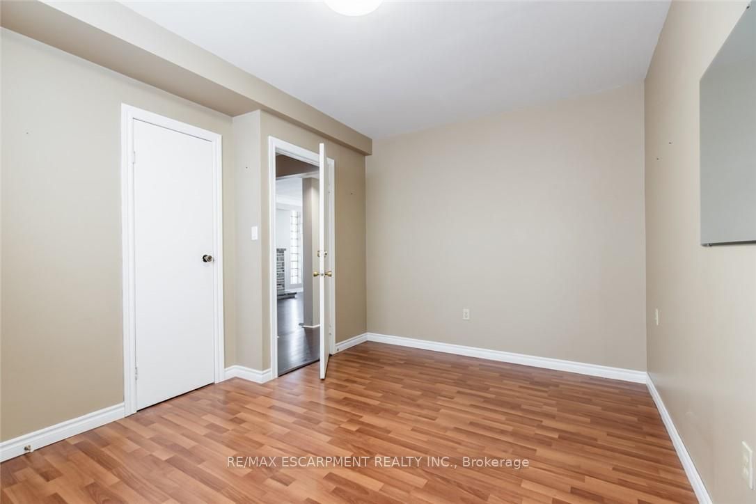2340 King Street E Property Photo 23