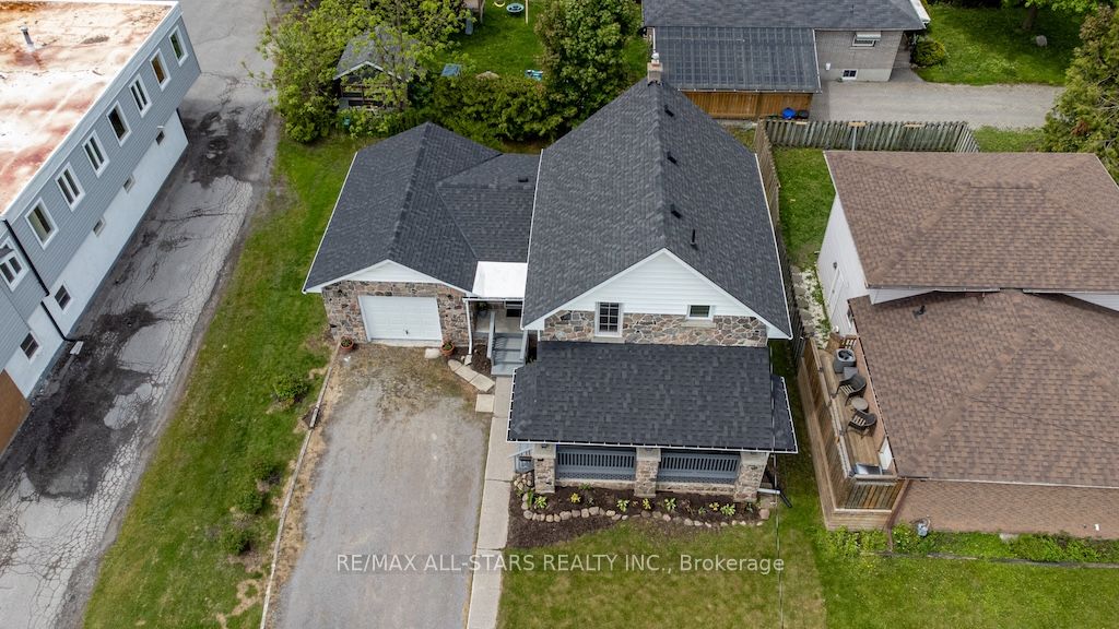 93 Adelaide Street N Property Photo 4