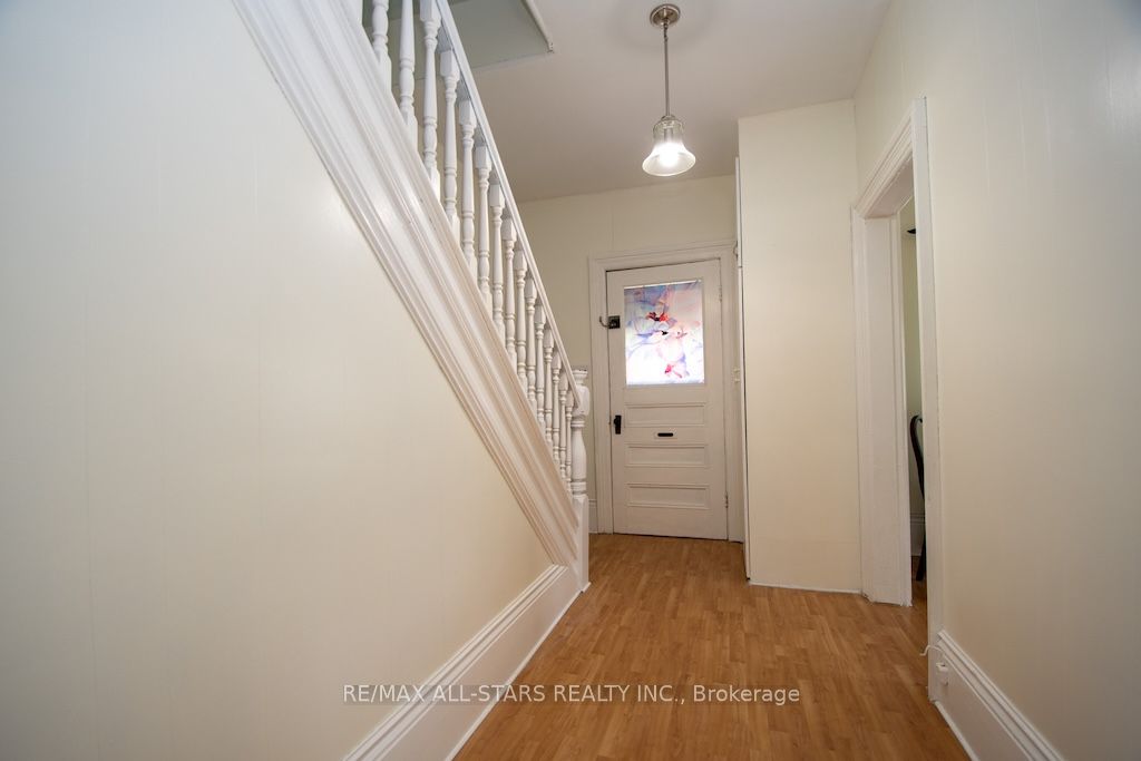 93 Adelaide Street N Property Photo 5