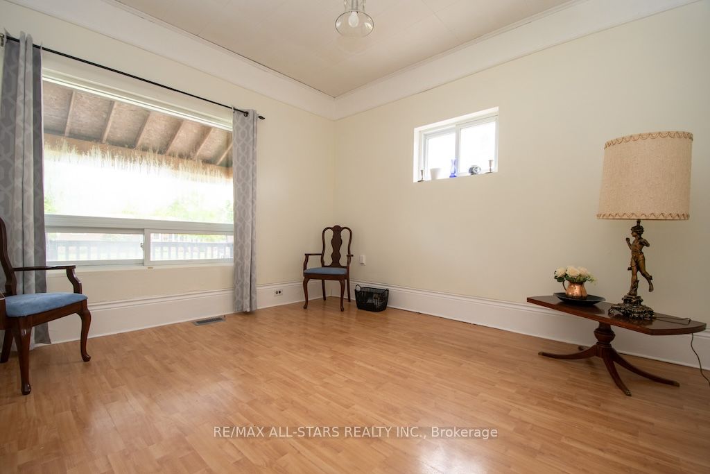 93 Adelaide Street N Property Photo 6