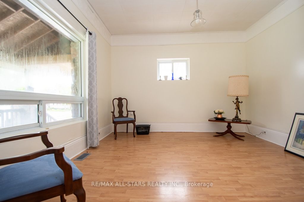 93 Adelaide Street N Property Photo 7