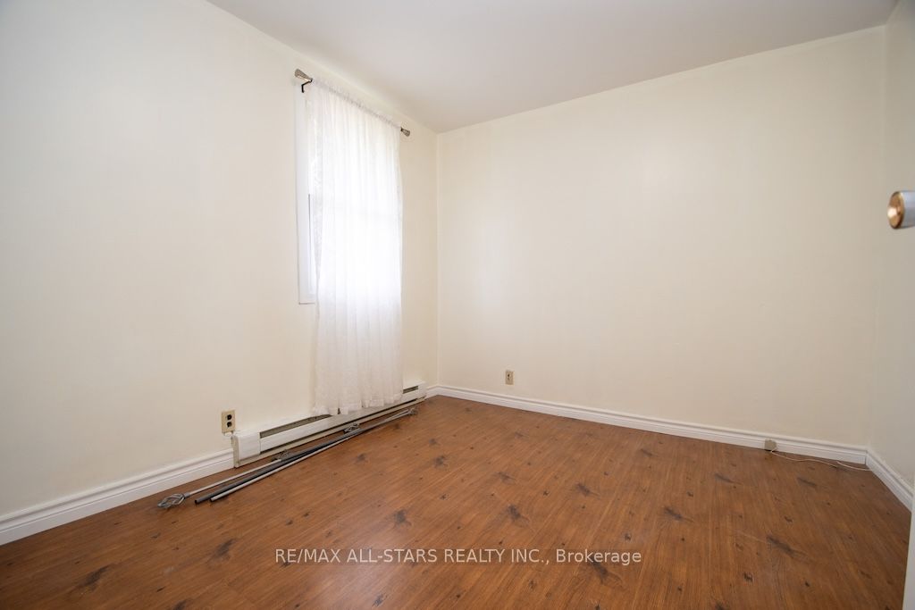 93 Adelaide Street N Property Photo 17