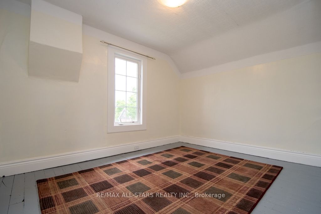 93 Adelaide Street N Property Photo 19