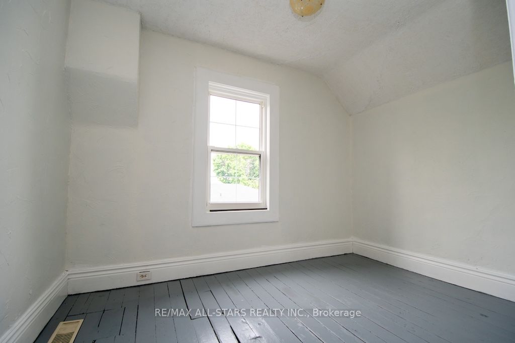 93 Adelaide Street N Property Photo 23