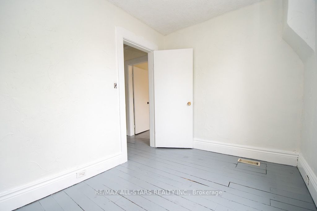 93 Adelaide Street N Property Photo 24