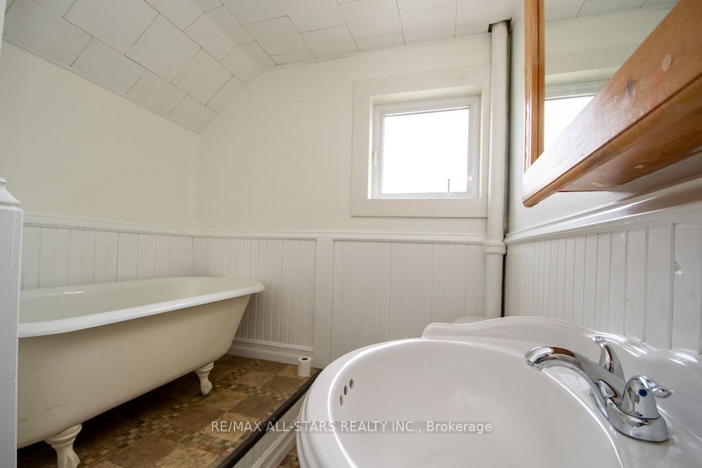 93 Adelaide Street N Property Photo 25