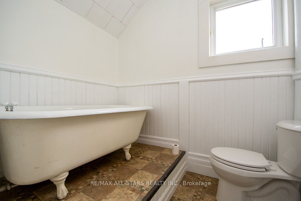 93 Adelaide Street N Property Photo 26