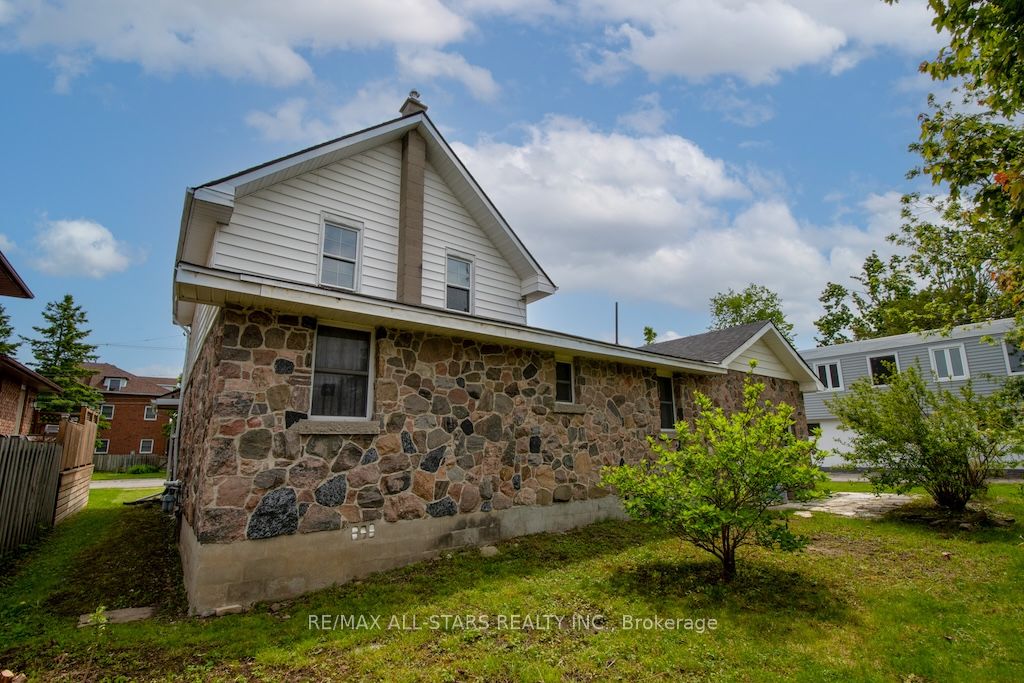 93 Adelaide Street N Property Photo 33