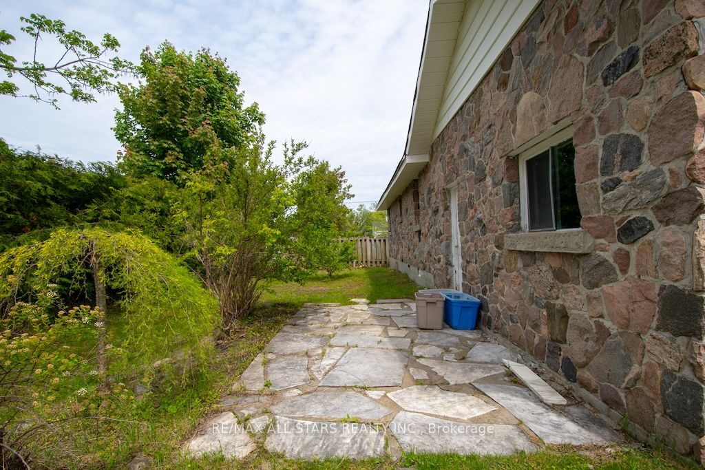 93 Adelaide Street N Property Photo 34