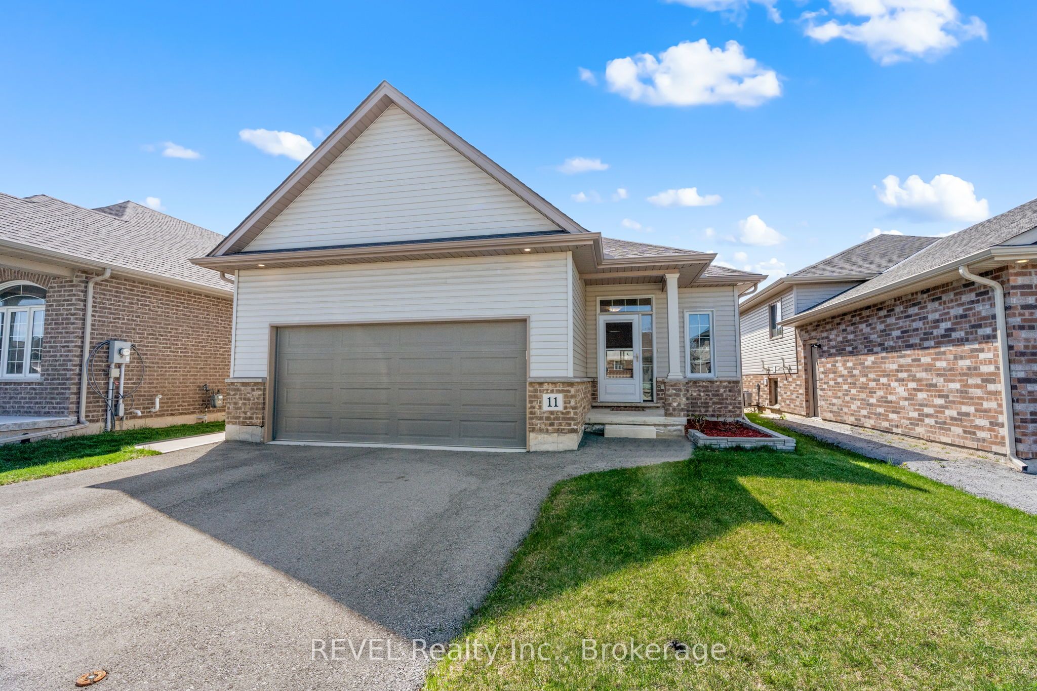 11 Berkshire Dr Property Photo 1
