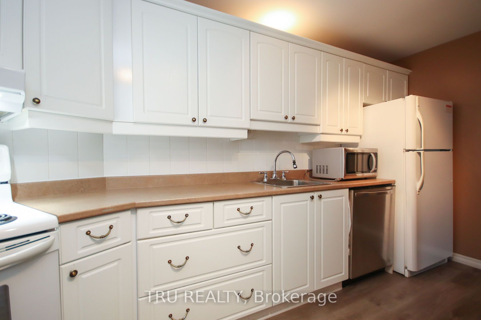 #1604 - 1081 Ambleside Drive Property Photo 17