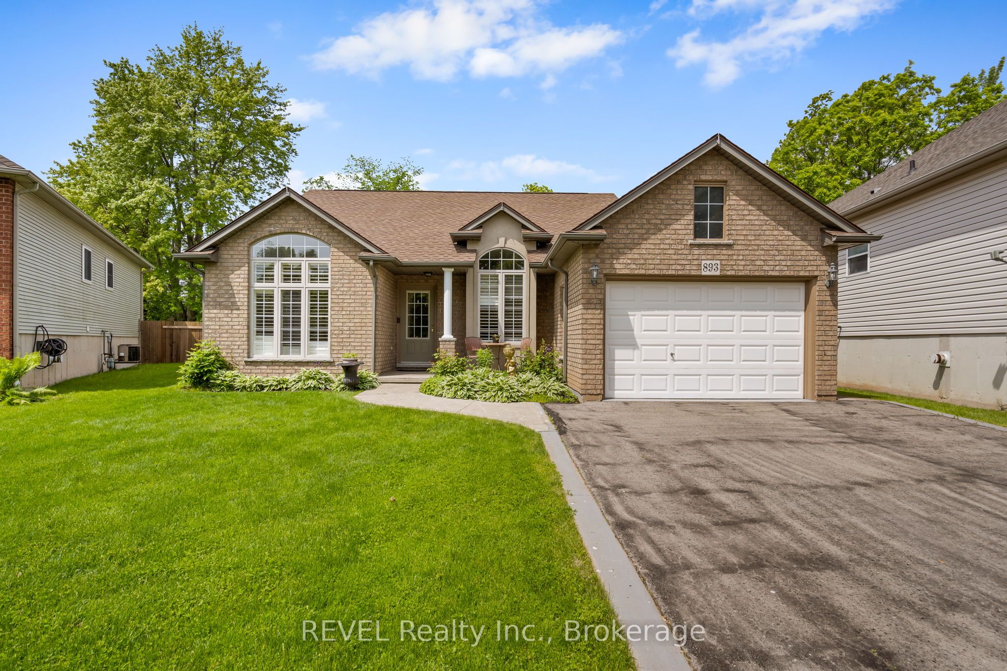 893 Canada Dr Property Photo 1