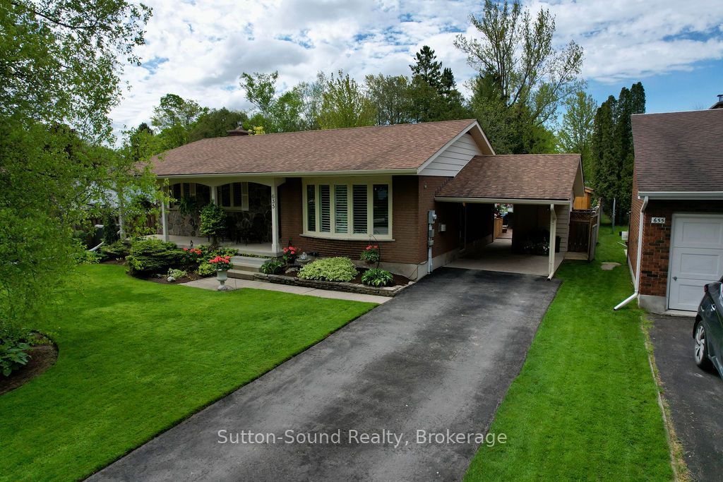 635 26th Street W Property Photo 1