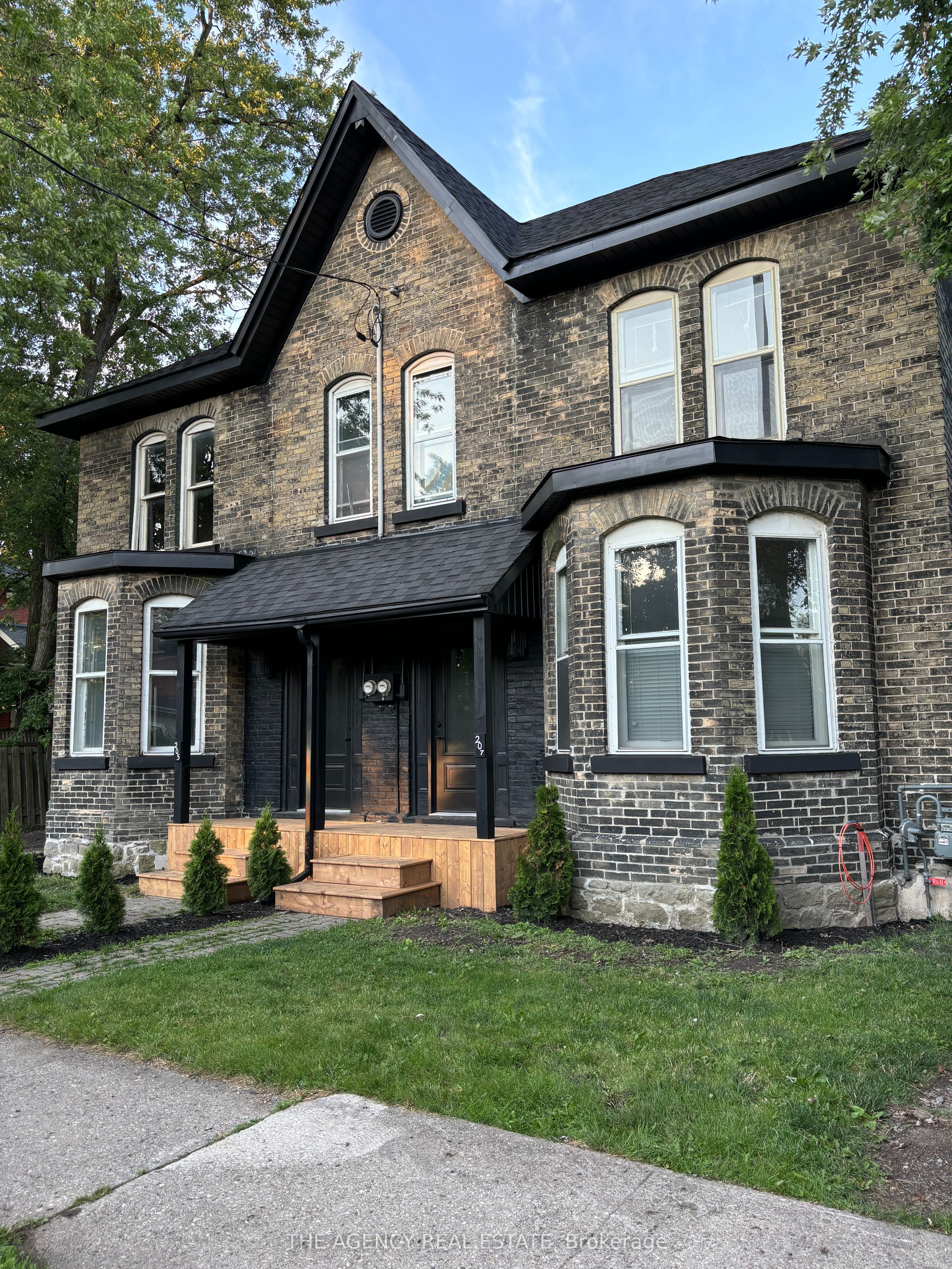 207 Nile St Property Photo 1