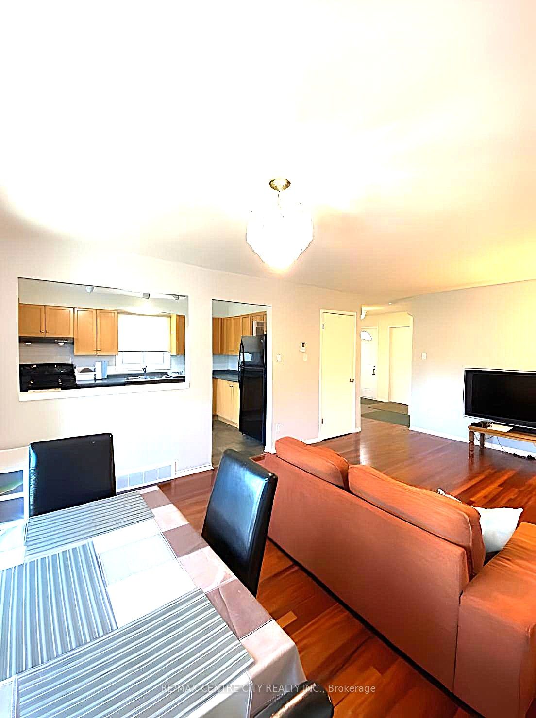 933 Thistledown Way Property Photo 4