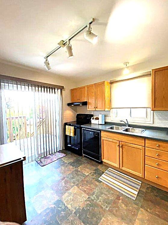 933 Thistledown Way Property Photo 7