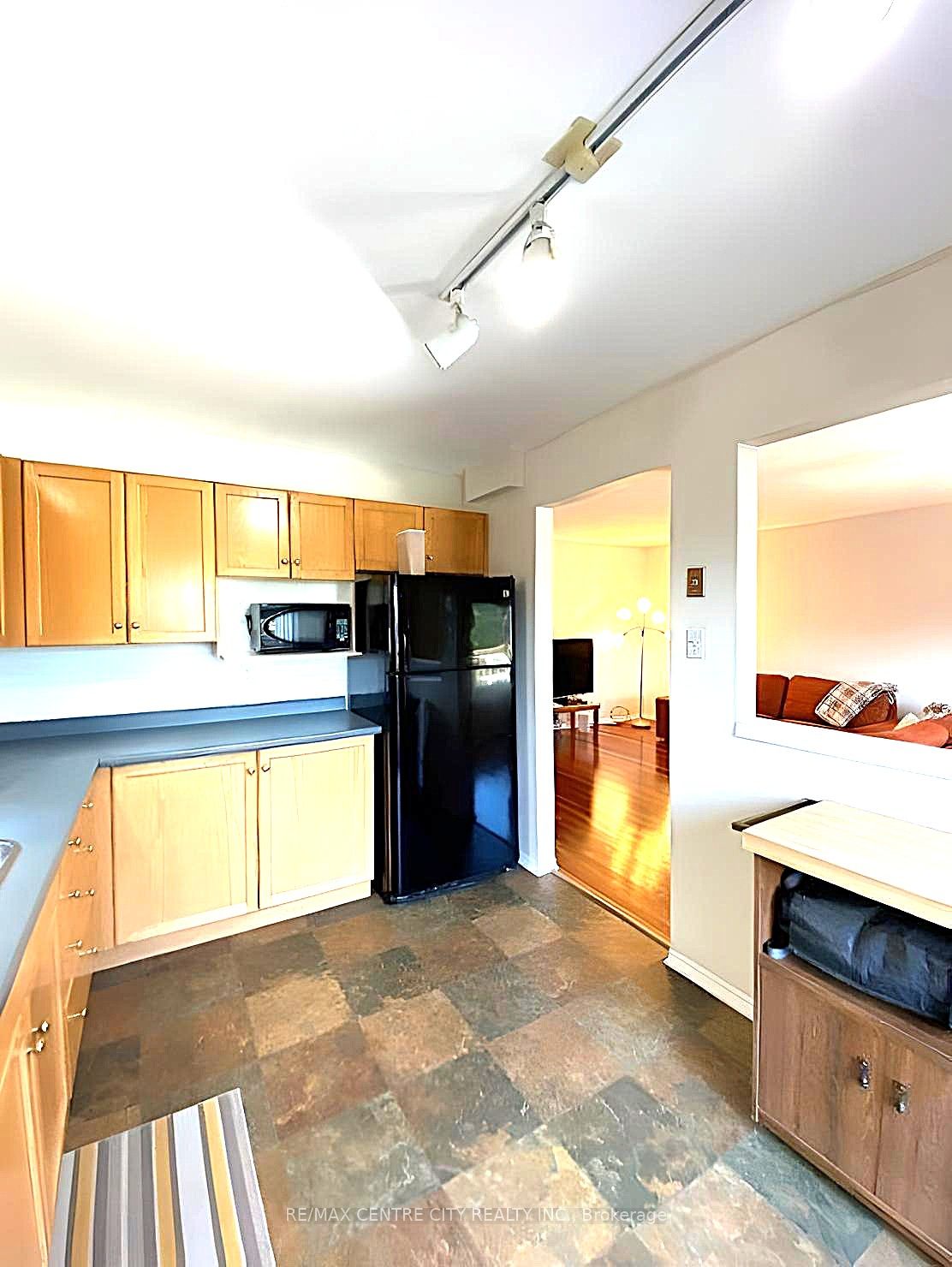 933 Thistledown Way Property Photo 8