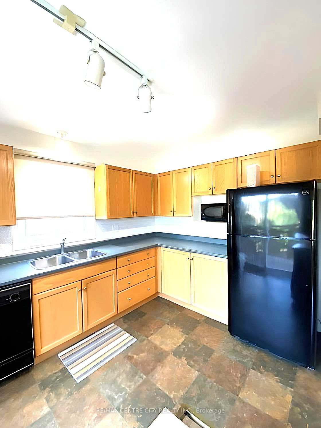 933 Thistledown Way Property Photo 9
