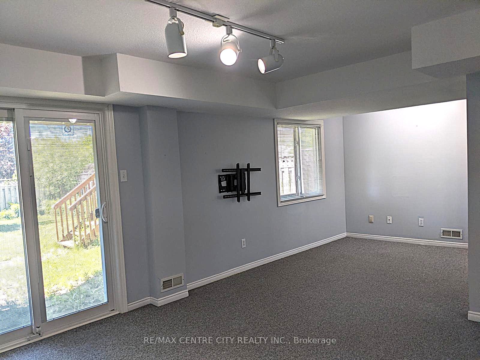 933 Thistledown Way Property Photo 20