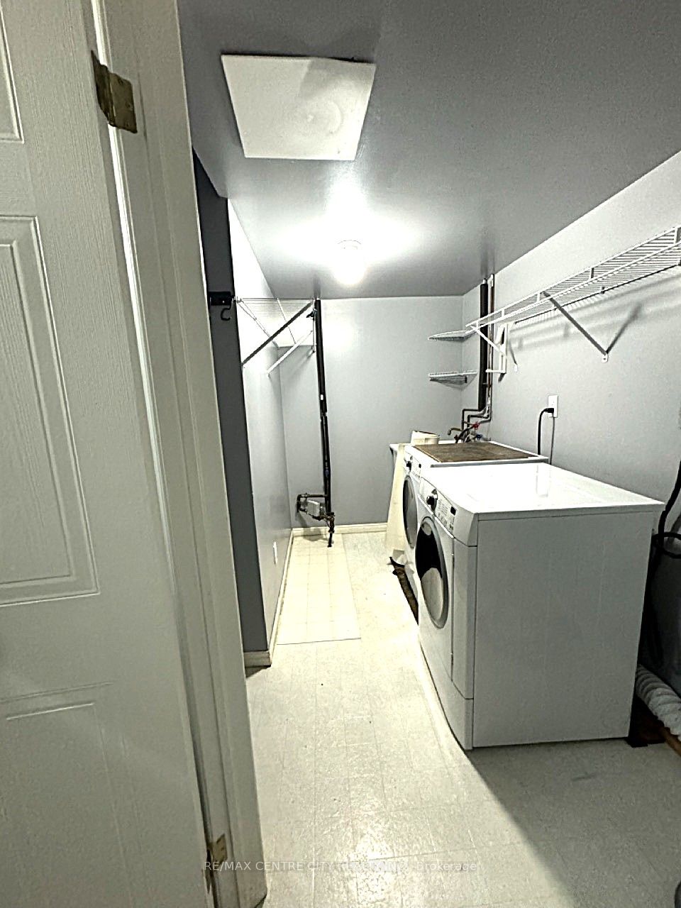 933 Thistledown Way Property Photo 28