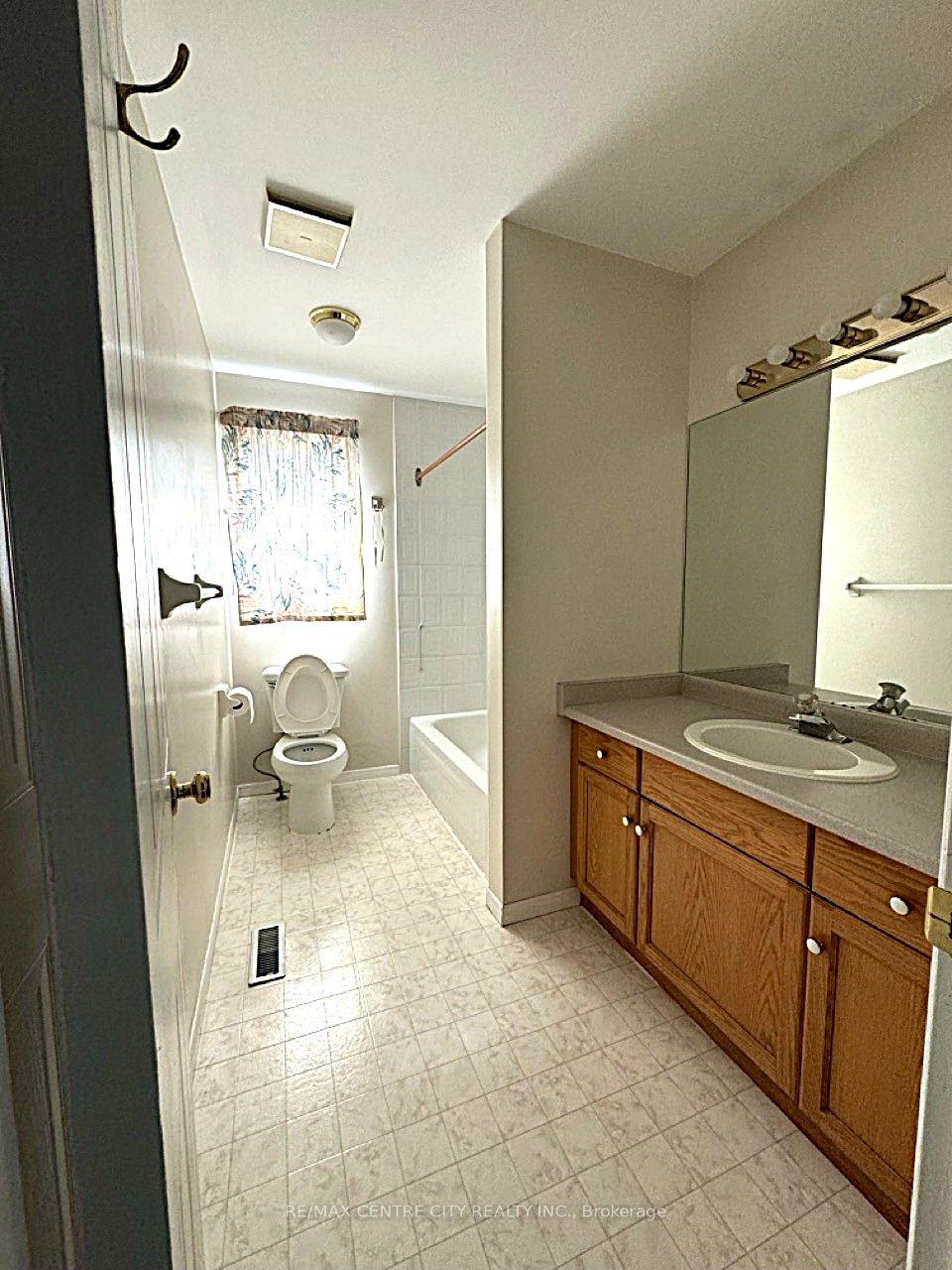 933 Thistledown Way Property Photo 32