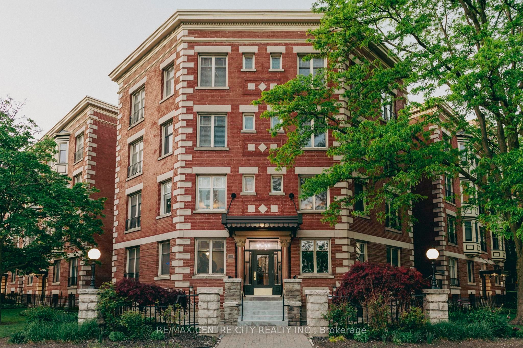 460 Wellington Street 309 Property Photo 2