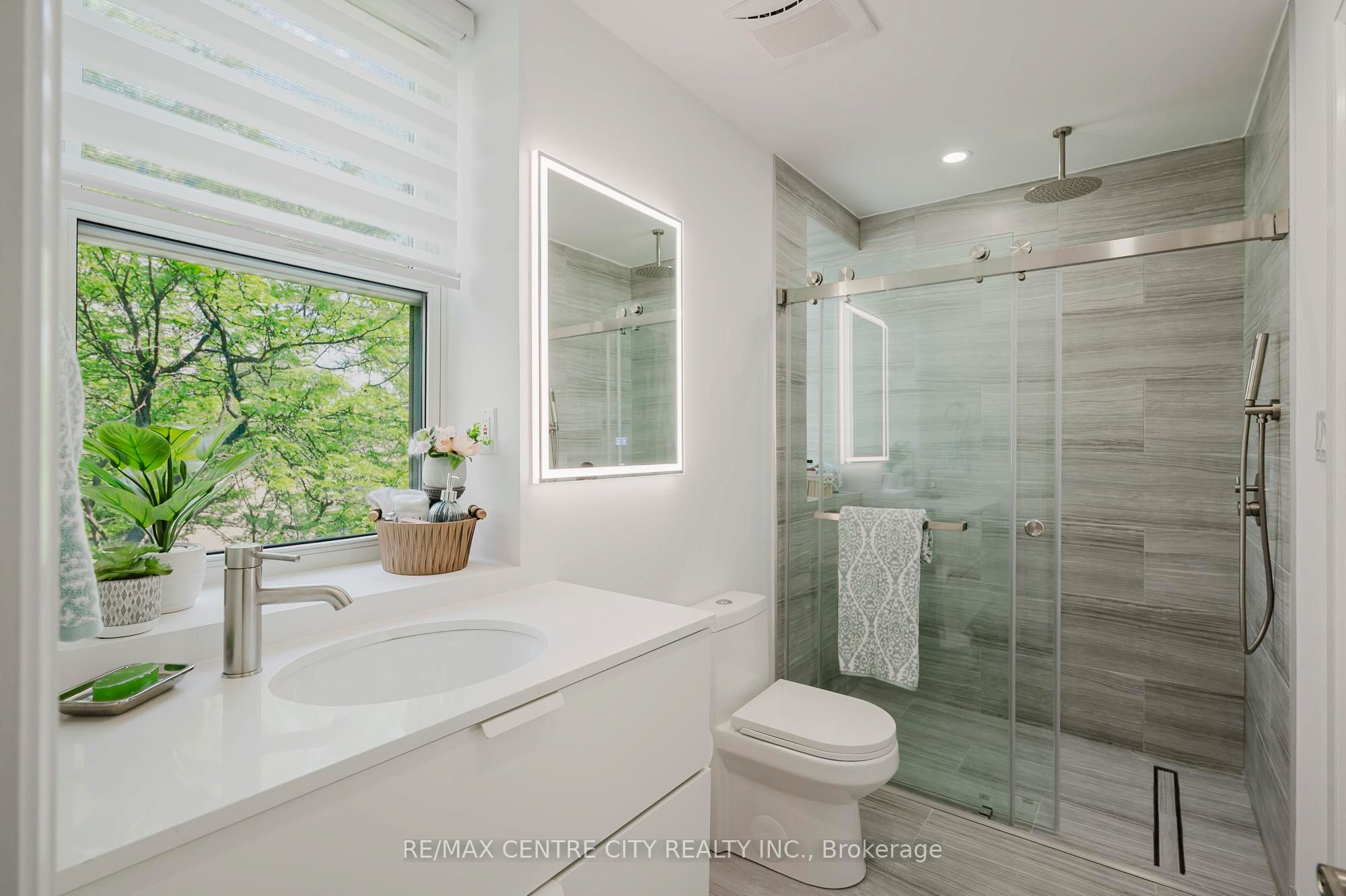 460 Wellington Street 309 Property Photo 5