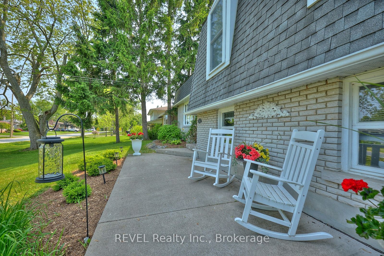 877 Daytona Drive N Property Photo 2