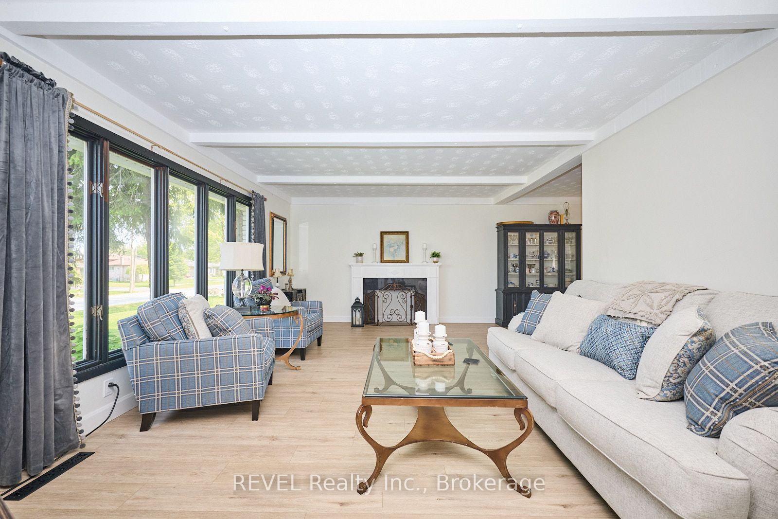 877 Daytona Drive N Property Photo 4