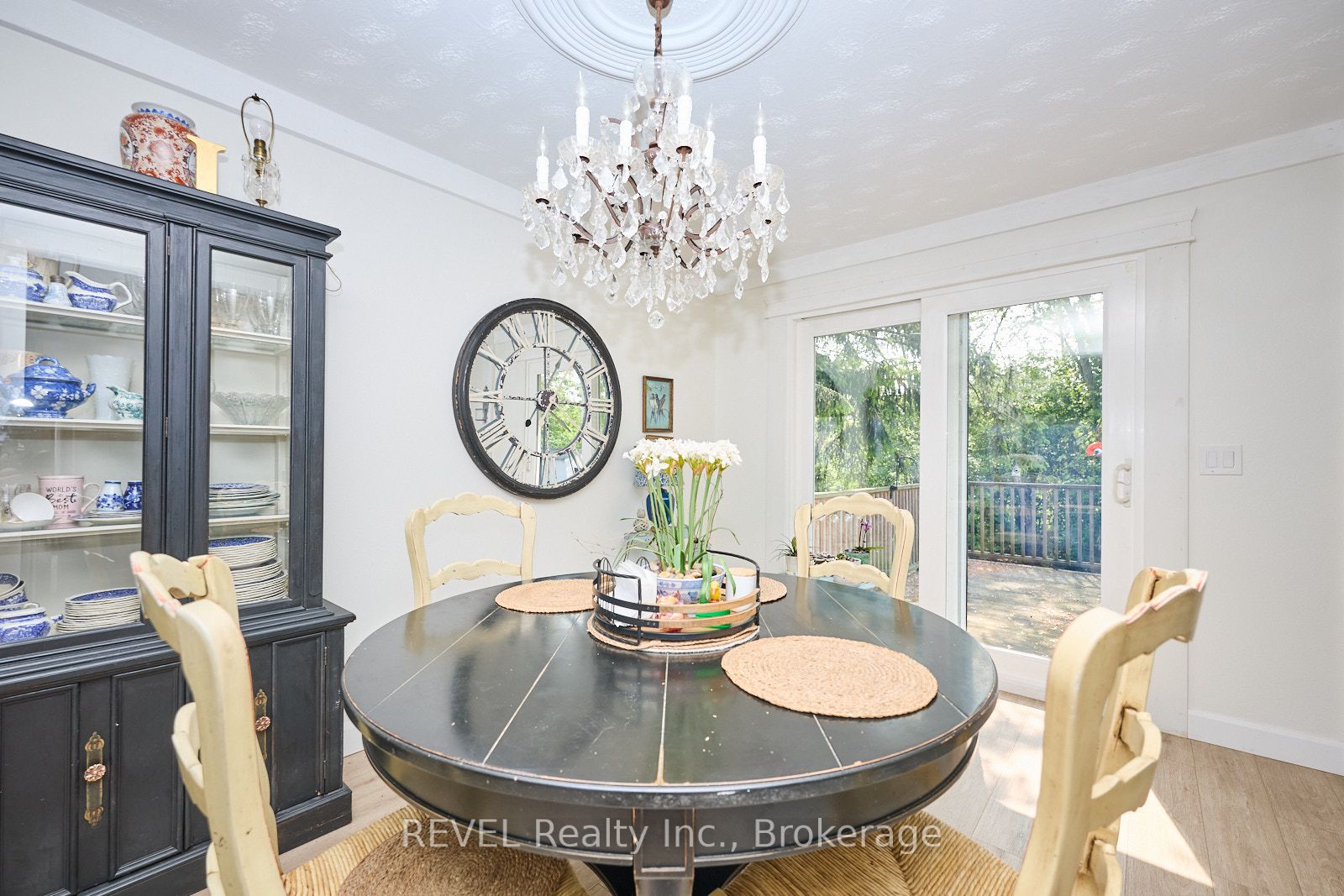 877 Daytona Drive N Property Photo 6