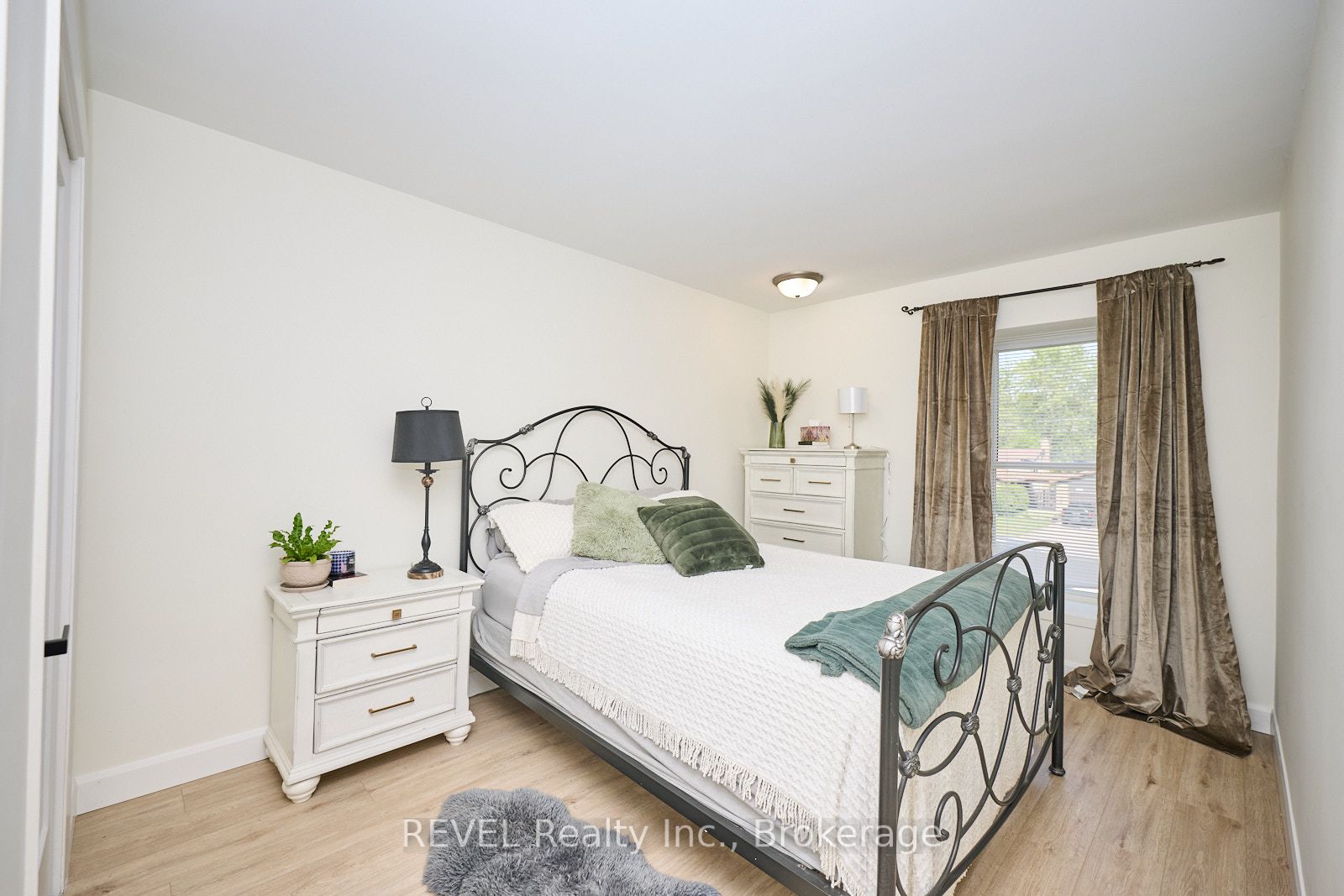 877 Daytona Drive N Property Photo 11