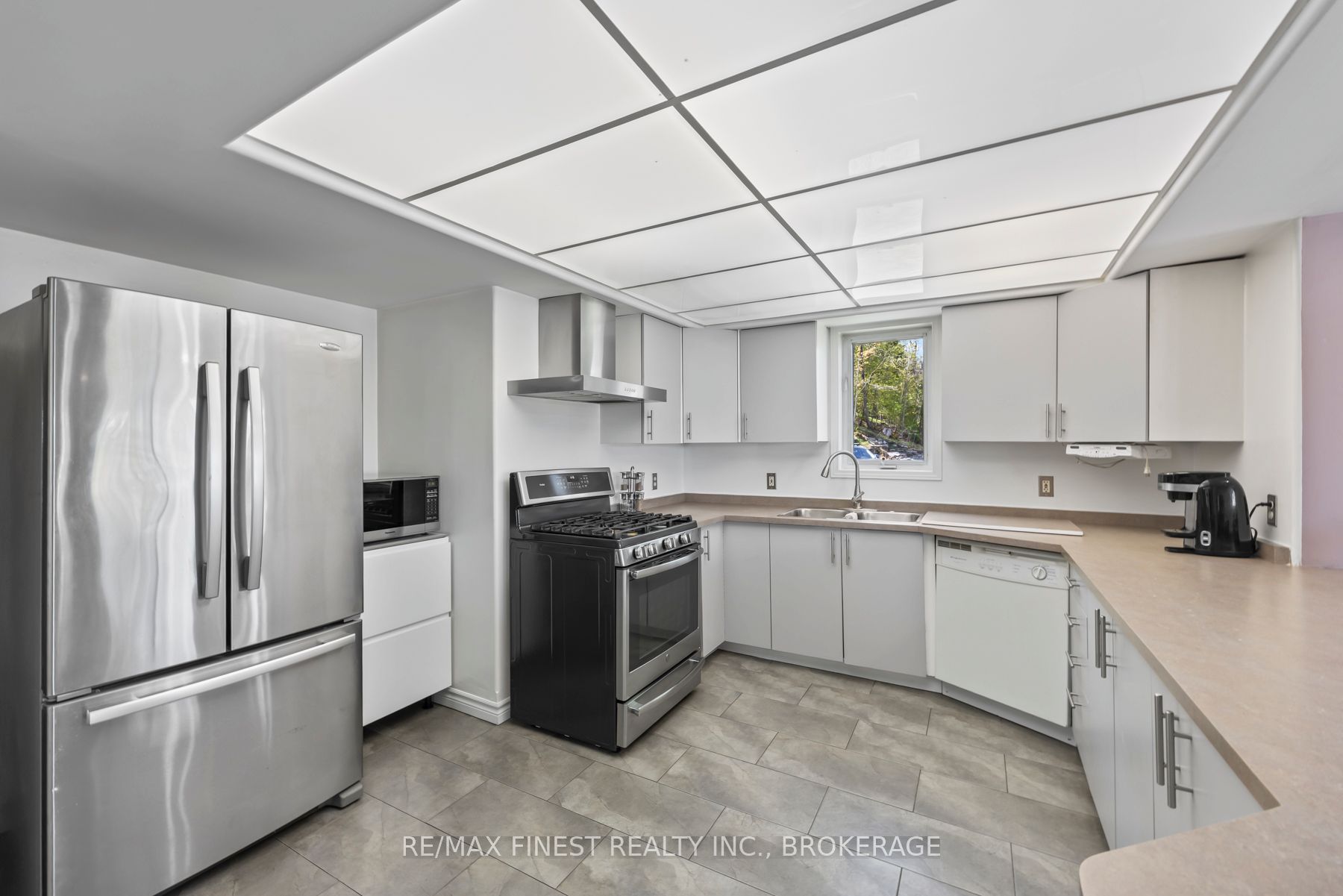 1048 Lark Lane Property Photo 28