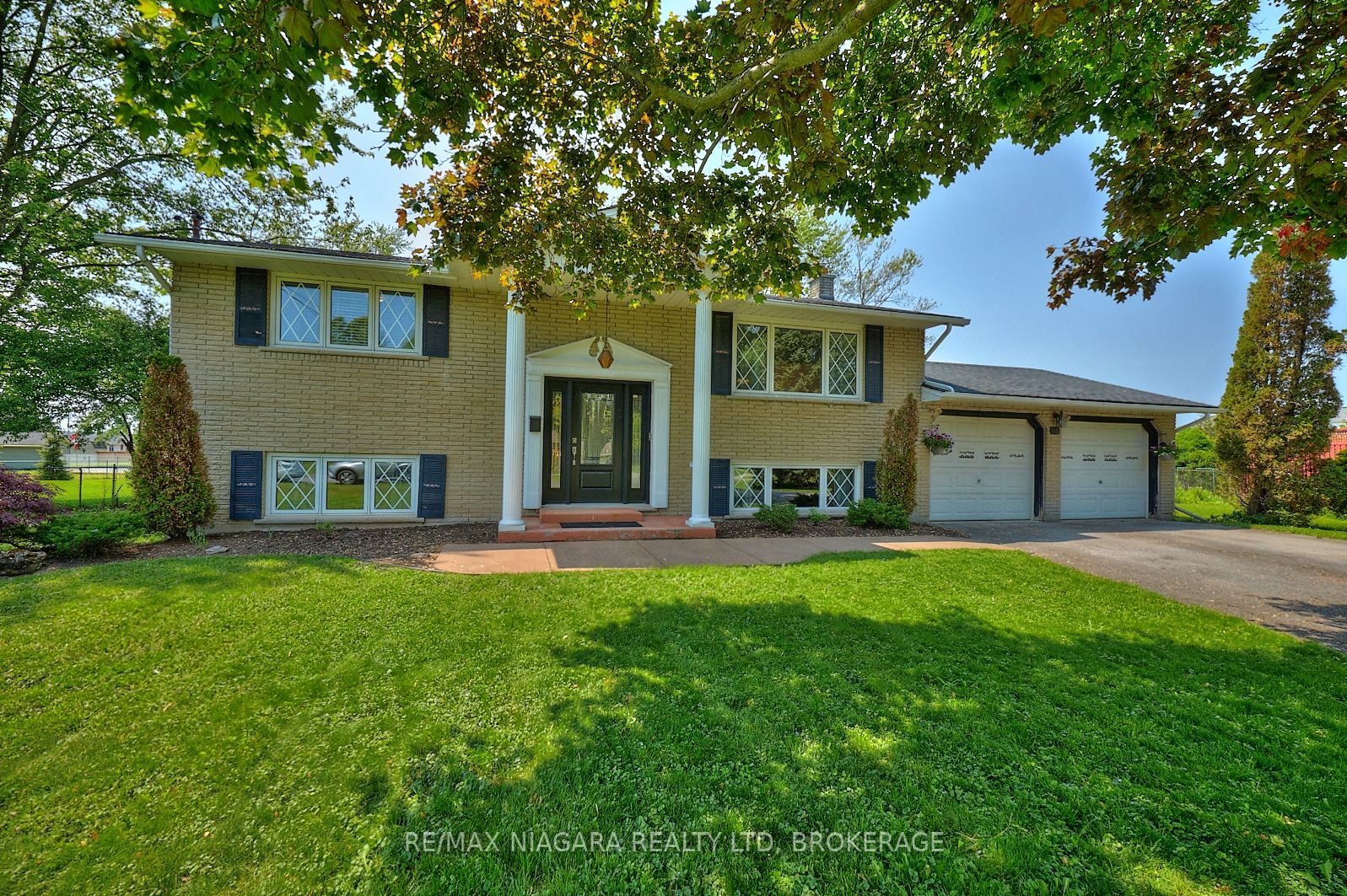 1129 Manning Ct Property Photo 1